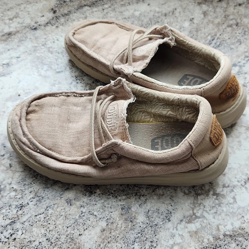 Hey dudes size 1 tan